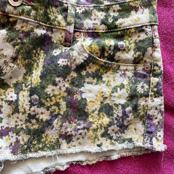 Guess floral Jean shorts size 27 multi color - Picture 5 of 5